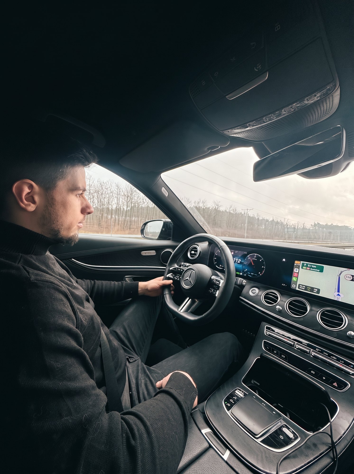 Założyciel CarFlow za kierownicą Mercedesa E-Class
